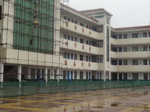 學(xué)?？拐鸺庸? />
</p>
<p>
	  一般校園，都是上世紀(jì)八九十年代的建筑，而這些建筑，都會(huì)存在一些共性問(wèn)題。例如：
</p>
<p>
	  1）沒(méi)有抗震結(jié)構(gòu)，或結(jié)構(gòu)沒(méi)有達(dá)到建筑抗震設(shè)計(jì)規(guī)范；
</p>
<p>
	  2）單面走廊砌體較多，砌體結(jié)構(gòu)縱墻承重；
</p>
<p>
	  3）單跨框架結(jié)構(gòu)，兩方向剛度相差較大；
</p>
<p>
	  4）質(zhì)量差，砌筑砂漿標(biāo)號(hào)低。
</p>
<p>
	  通過(guò)近些年對(duì)地震的一些研究表明，教學(xué)建筑由于沒(méi)有抗震設(shè)防，或雖有抗震設(shè)防但設(shè)計(jì)及施工質(zhì)量不到位，造成許多房屋嚴(yán)重破壞或倒塌。我們一般推薦校園加固的方法有以下幾種：
</p>
<p>
	  1.墻體抗震荷載力較差的墻體，采用加固混凝土板墻的方法，具體到單面板墻還是雙面板墻加固的方法時(shí)，大多取決于學(xué)校和教學(xué)樓的條件限制。
</p>
<p>
	  2.鋼筋網(wǎng)砂漿面層法加固。單面鋼筋網(wǎng)砂漿面層對(duì)砌體強(qiáng)度的提高有限，且加固效果較差，對(duì)于抗震設(shè)防類(lèi)別為乙類(lèi)的中小學(xué)校舍，建議采用雙面鋼筋網(wǎng)砂漿面層法加固。
</p>
<p>
	  3.實(shí)際圈梁和構(gòu)造柱布置不符合《建筑抗震鑒定標(biāo)準(zhǔn)》(GB50023—2009)要求，可采用外對(duì)外圈梁和柱增加植筋的加固方法，也就是植筋膠加固方法。此方法注意選用不含乙二胺的抗?jié)駸崂匣?0年以上的環(huán)氧植筋膠（推薦南京曼卡特科技的MT-500植筋膠），不能采用不飽和樹(shù)脂植筋膠。
</p>
<p>
	  4.對(duì)于獨(dú)立磚柱，當(dāng)其截面尺寸較小時(shí)，可采用<a href=