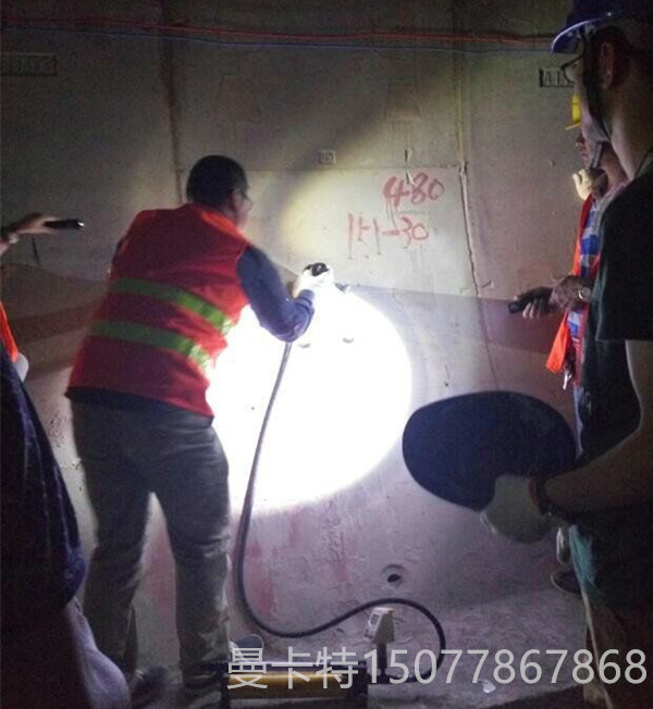 南京曼卡特技術(shù)員給蘇州地鐵做植筋錨栓拉拔實驗_副本