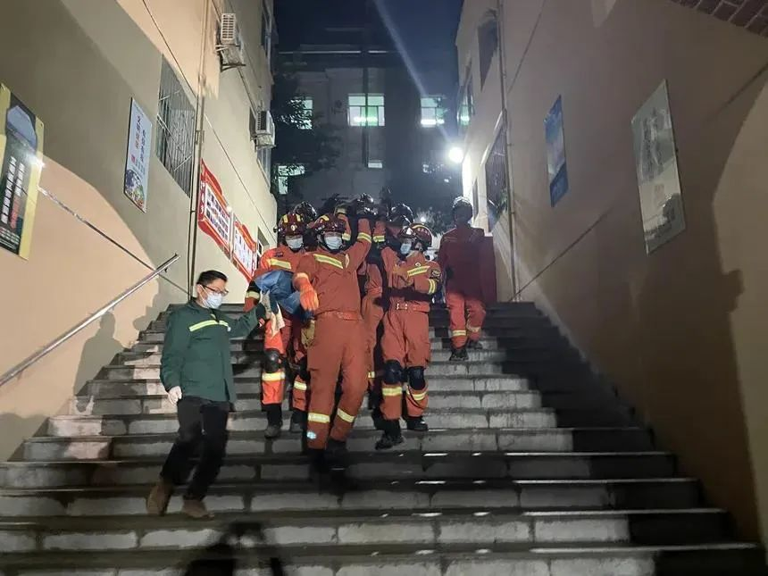 碳纖維布加固｜重慶某食堂發(fā)生坍塌事故致10人受傷！