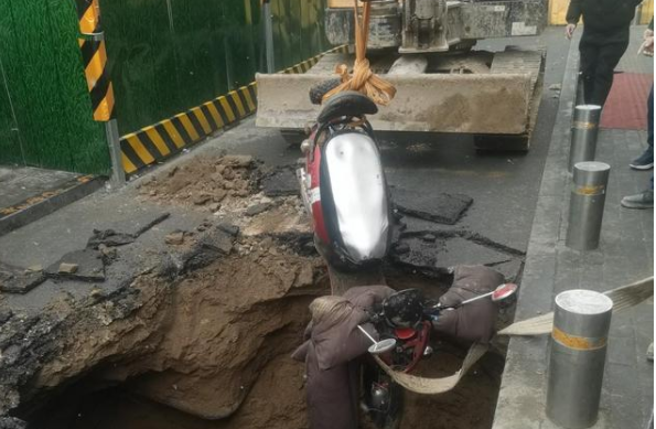 植筋加固｜鄭州某地道路突然塌陷一對(duì)母女掉入坑內(nèi)！